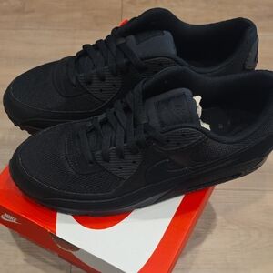 Nike Air Max 90 Black and White Box